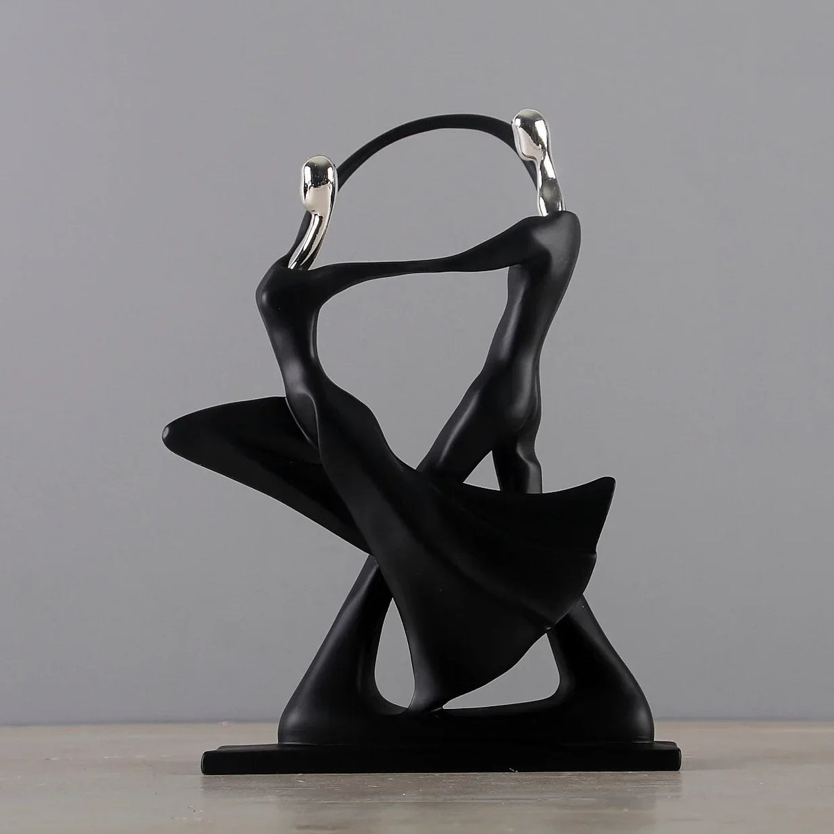 Escultura Casal Dançando em Resina Estilo Nórdico