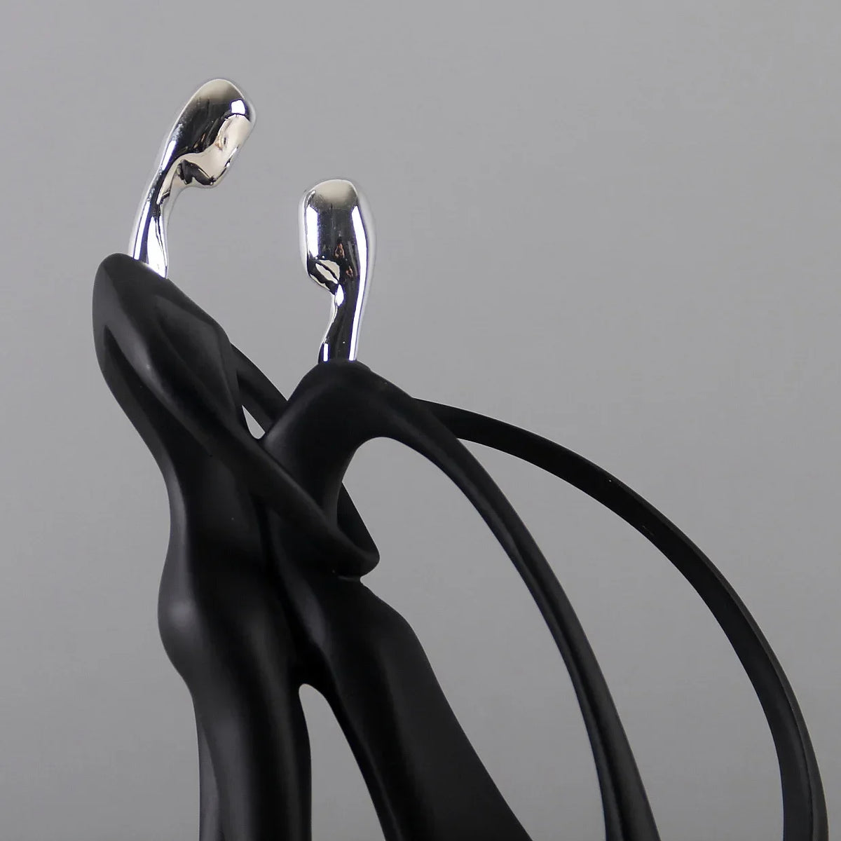 Escultura Casal Dançando em Resina Estilo Nórdico