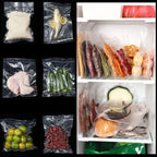 Alimentos variados embalados a vácuo, incluindo peixe, frango, legumes e frutas, organizados em prateleiras de geladeira e fundo preto