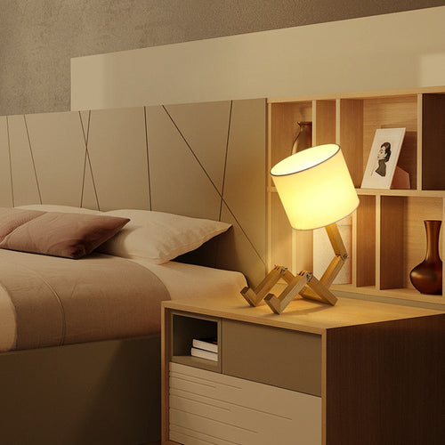 Quarto moderno com cama, abajur de madeira articulado e estante decorativa em tom neutro