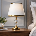 Abajur Dourado Touch com Cúpula Branca 34 cm em ambiente sofisticado à noite, imagem 1