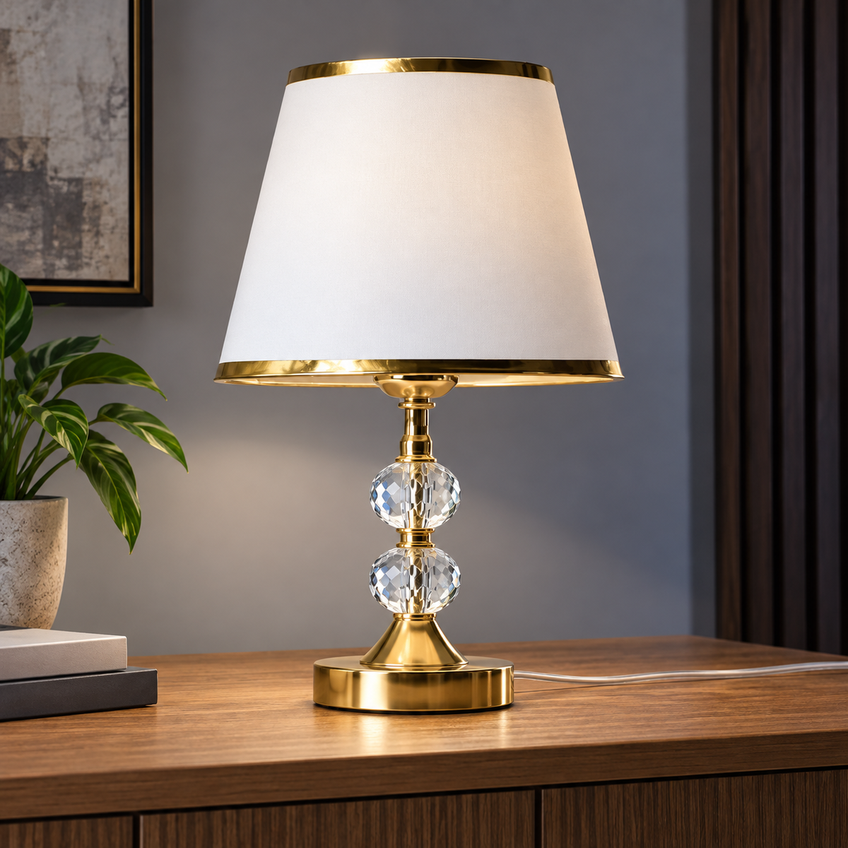 Abajur Dourado Touch com Cúpula Branca 34 cm em ambiente sofisticado à noite, imagem 3