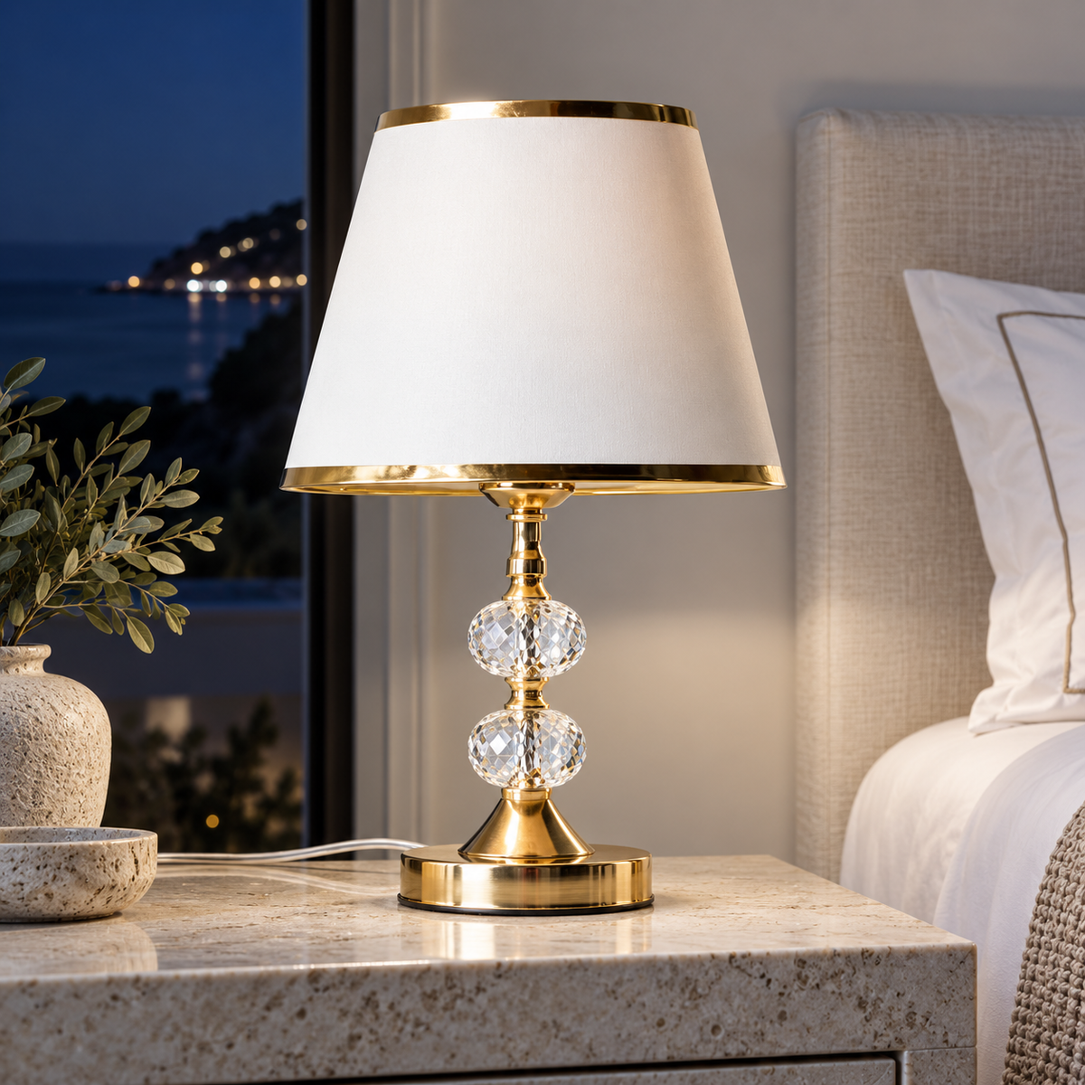 Abajur Dourado Touch com Cúpula Branca 34 cm em ambiente sofisticado à noite, imagem 5