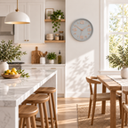 Relógio Aurum Cinza com Rosé em cozinha clara, visto de longe
