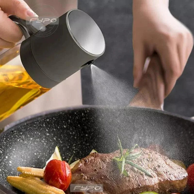 Borrifador de azeite cinza pulverizando óleo em frigideira com carne, tomate e legumes na cozinha