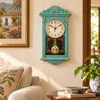 Relógio de parede retrô azul com pêndulo em sala decorada