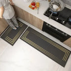 Tapete de cozinha Onyx Soft preto em frente à pia de cozinha moderna – Brivar