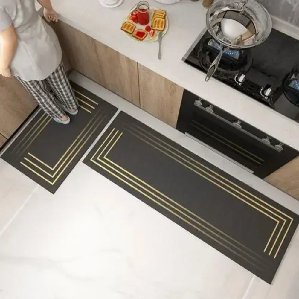 Tapete de cozinha Onyx Soft preto em frente à pia de cozinha moderna – Brivar