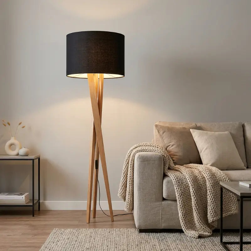 Luminária de Chão Paris acesa com luz quente – Brivar
