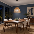 Lustre pendente artesanal em vime rattan com iluminação fria em ambiente noturno, imagem 1