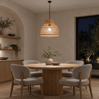 Lustre pendente artesanal em vime rattan com iluminação fria em ambiente noturno, imagem 2