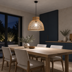 Lustre pendente artesanal em vime rattan com iluminação fria em ambiente noturno, imagem 5