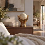 Estatueta mão com esfera em composição elegante