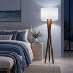 Luminária de Chão Paris em Madeira com Cúpula em Tecido em quarto sofisticado à noite com luz fria