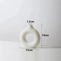 Vaso decorativo branco fosco redondo com furo no meio e medidas de 14 cm altura, 13 cm largura e 1,5 cm diâmetro da abertura