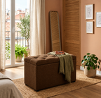 Puff baú organizador em suede marrom em ambiente aconchegante