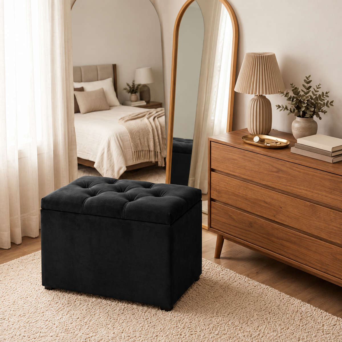 Puff baú organizador em suede preto em quarto com espelho