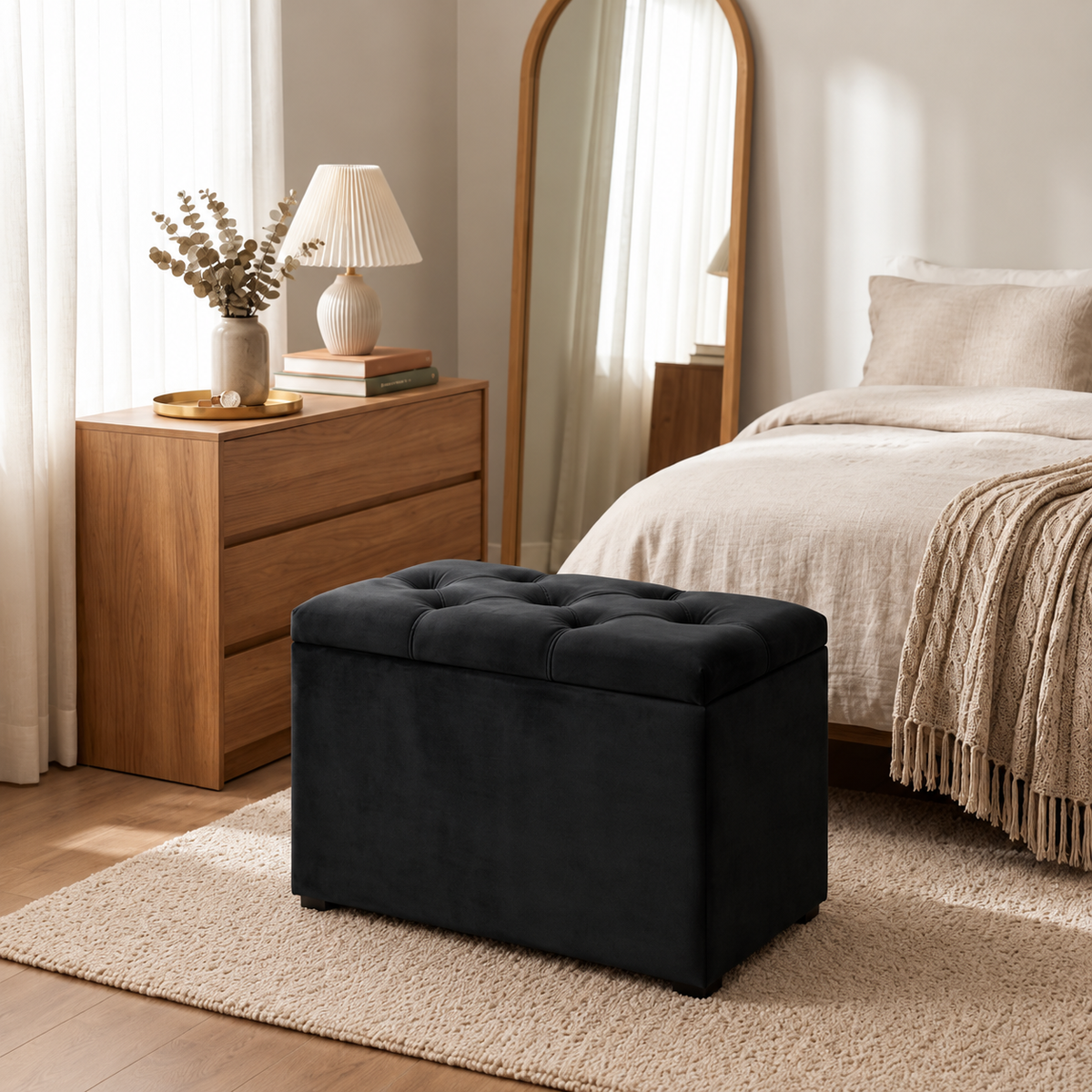 Puff baú organizador em suede preto em quarto minimalista