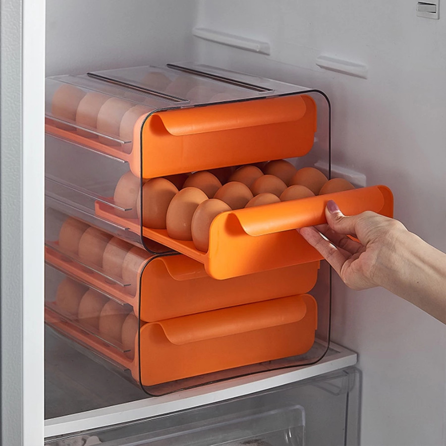 Porta-ovos empilhável laranja transparente aberto na geladeira com ovos marrons