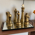 Esculturas decorativas de xadrez dourado em bandeja espelhada