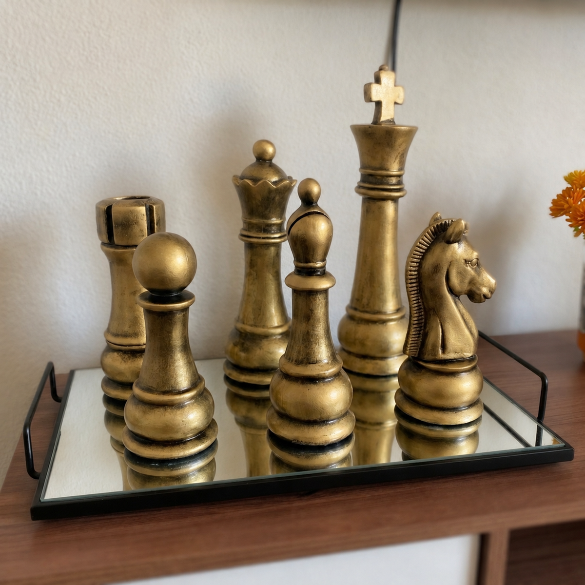 Esculturas decorativas de xadrez dourado em bandeja espelhada